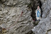 76 Tra le rocce la Madonnina del GAM